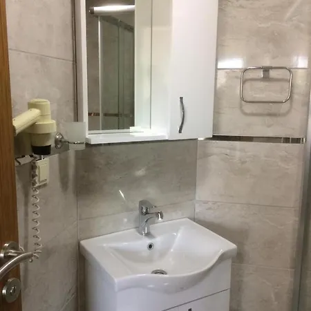 Oezguerhan Otel 호텔 3*